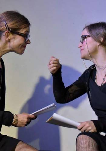 Dietro le quinte dello spettacolo “Le amanti”, con le attrici Diana Hobel e Laura Bussani